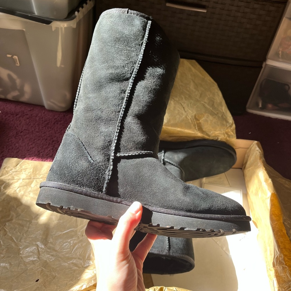 Lightly worn tall black UGG boot sz 8